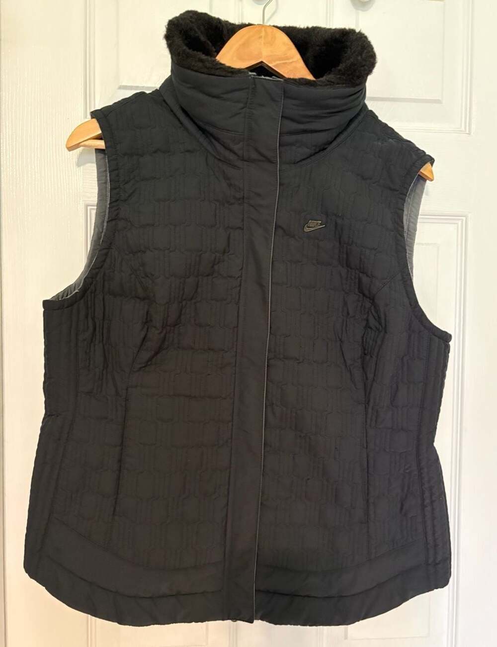 GUC Nike Women's Black Quilted Puffer Vest with Faux Fur Collar, XL
